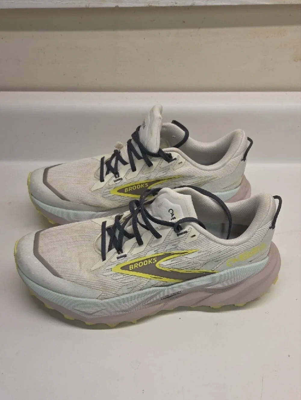 Brooks Cascadia 19 Athletic Shoes in White, Yellow, Black